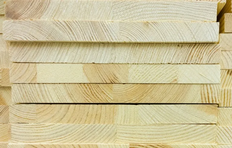 Jakie testy wytrzymałościowe przeprowadza producent kantówki, by potwierdzić stabilność materiału?