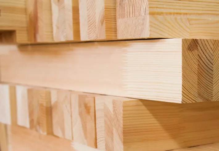 Jak producent kantówki reaguje na zmiany warunków atmosferycznych wpływające na parametry drewna