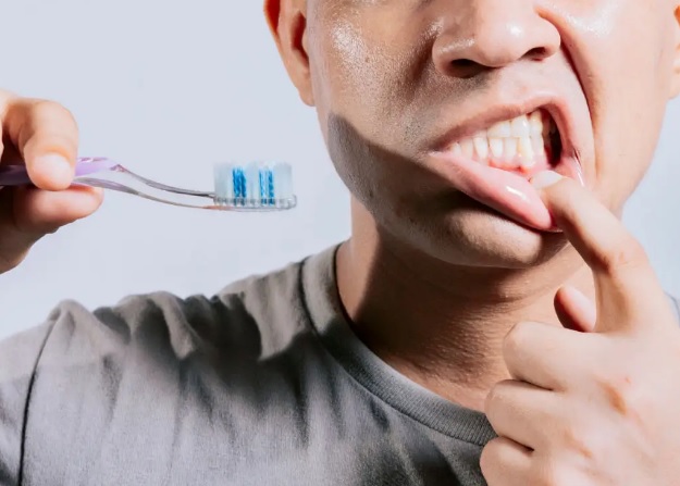 Czy regularne stosowanie nici dentystycznej zapobiega paradontozie?