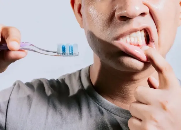 Czy regularne stosowanie nici dentystycznej zapobiega paradontozie?