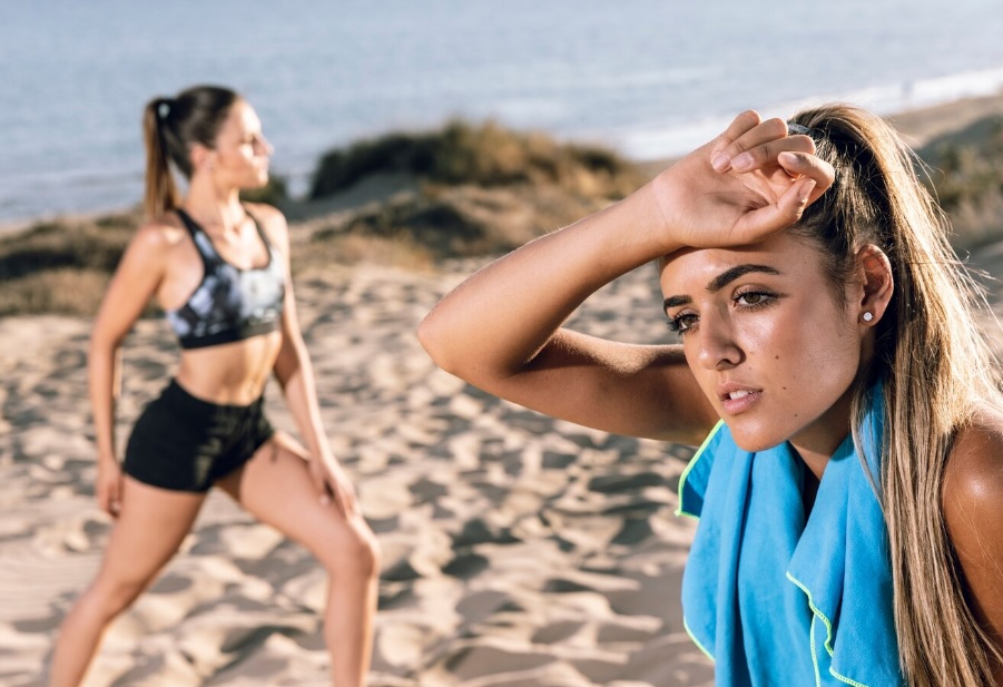 Jakie aktywności są najbezpieczniejsze dla osób z AZS latem?